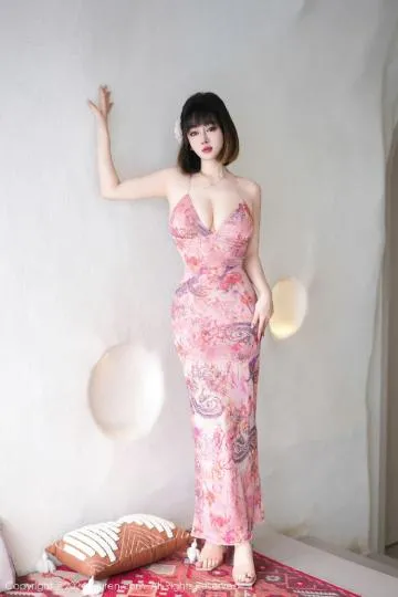 r星吃瓜·校园大赛：两名人物花街头合影视频观察封面